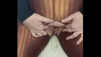 Madrasta sem calcinha se masturbando, rasgando a cal&ccedil_a leg de tanto tes&atilde_o, depois da academia.