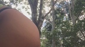 Masturbação anal ao ar livre em um parque