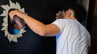 Azgın esmer eşcinsel üniversite öğrencileri, büyük siyah penisleriyle canlı yayında ağızdan boşalma ve sert anal seks yapıyorlar.