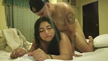 Mi padrastro nosé cansa de darme verga cada me que quedó sala