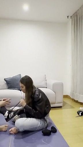 Dos Lesbianas Luchando Con Sus Pies Y Teniendo Orgasmo