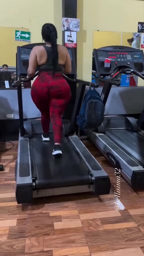 Latina bbw shows off her huge ass in leggings