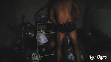 Fui ajudar minha enteada arrumar a bagunça na casa da avó dela acabei fudendo ela. (Nicoli Fox)