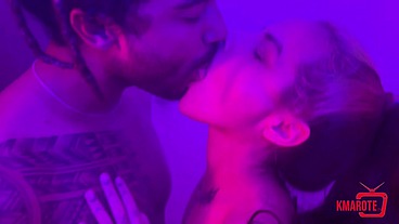 Safada me chamou pra tomar banho com ela e coloquei ela pra mamar gostosinho antes de enfiar tudo na bucetinha e encher a sua boca gulosa de porra quente