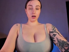 Big ass babe exposes her big boobs