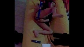 No sab&iacute_a que hab&iacute_a una c&aacute_mara oculta y se masturba analmente en el sillon