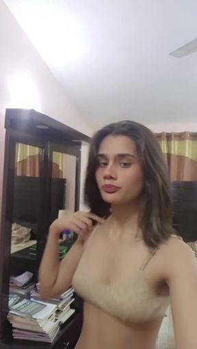 Fit Indian GF gives a solo steamy session