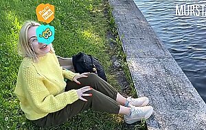 Webcam girl sucked in the park for money || Murstar