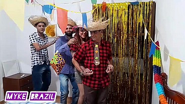 Festinha boa no arraial de São João com nicole romanoff e mais 3 homem para transar com a nicole romanoff com direito a sexo anal