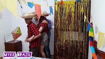 Festinha boa no arraial de São João com nicole romanoff e mais 3 homem para transar com a nicole romanoff com direito a sexo anal