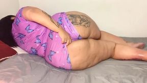 Woke up horny brunette milf Mary Jhuana jacks it off with a butt plug