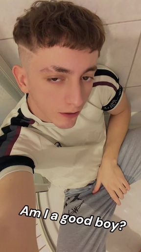 I pissed in my grey jogging pants and I'm all wet now