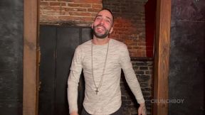 deux beaux mecs espagnols baisent bareback dans une backroom de madrid