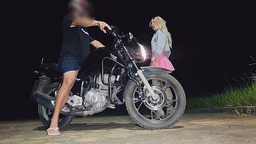 MOTOBOY SAFADO TIROU MINHA ROUPA E FUDEU MEU CUZINHO NA RUA