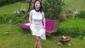 Wanilianna wanking her muff in garden