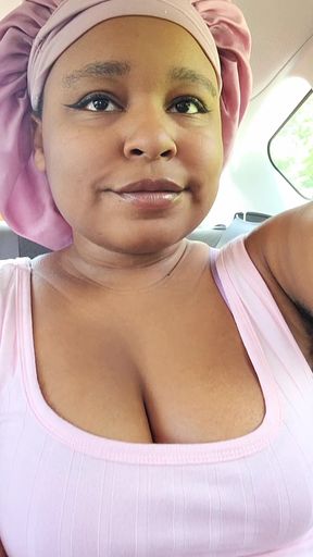 Up-skirting black girl's juicy pussy
