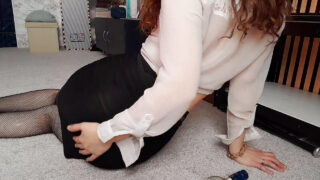 18岁业余少女紧致的屁股被拳交和双重插入