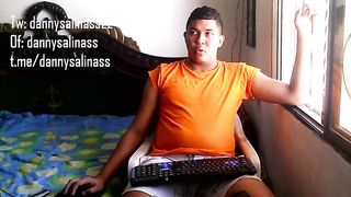 Salinass03 goes wild with webcam show: Jalo la pinga frente la camara!