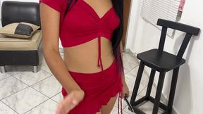 mi hijastra me muestra como se baila twerk en falda corta pero cuando baila se le sube y puedo ver su gran y delicioso culo rebotando es irresistible