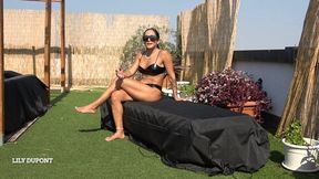 LILY DUPONT : SUCK THE COCK BETWEEN MY FEET