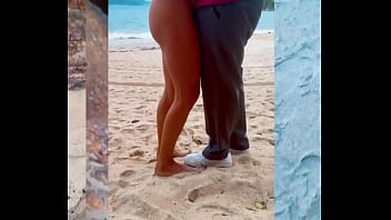 Belinha dando na praia movimentada dentro da gruta