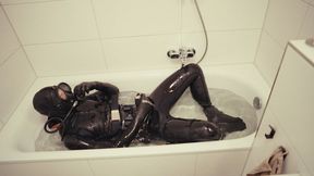 A little scuba self pleasure in the tub