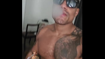 Marcelo pauzao fumando um marcellopauzao.com