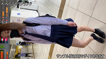 【女 】ネットに書き込みのあった電車の娘にフェラの依頼。個室で悦び竿を咥える（スマホ撮り）。