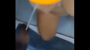 Transformei minha mulher em privada humana gozando e mijando nela