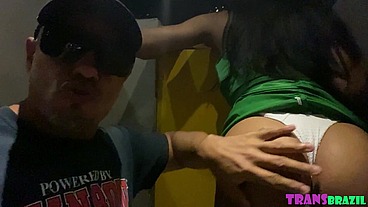 PUTARIA no banheiro da BALADA! Fui MIJAR e a Trans BEBEU e Mamou meu Pau MOLHADO!
