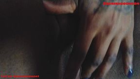 masturbando a negra tatuada depois penetrei ela ate ela goza e fica se tremendo toda