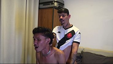 Fodendo e socando fundo o novinho magrinho mega dotado de 25cm