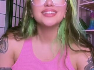 En pyjama avant d’aller au lit je m’enfile un Bad dragon