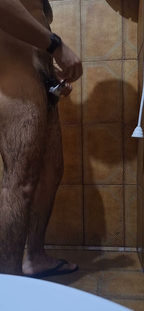 Tomando banho e depilando o saco..  Taking a shower and shaving my balls