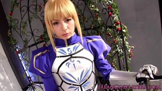 Japansk Cosplay-tjej klädd som Saber från Fate/stay night knullad och får creampie