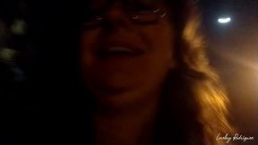 Enseñando las tetas en la calle