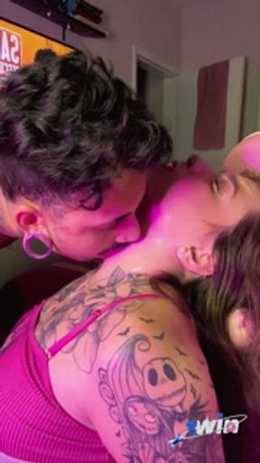 babando muito e chupando o pescoço da minha meia irmã / neck kissing