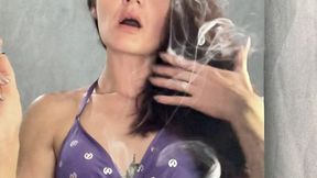 Sensual Smoking Tease con Tatuaje – Humo y Mirada Caliente