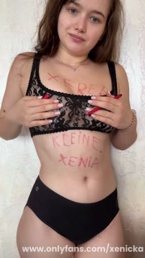 Xenička se pohladí a svlékne do naha