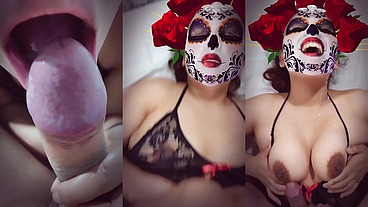 Te mato a sentones con mi culo... En el día de muertos la morena culona succiona la verga de jovencito para quitarle toda el alma