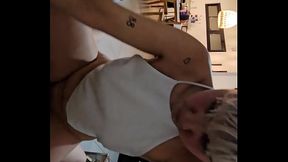 le pague el hospedaje a cambio de sexo