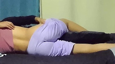 Acostada viendo su telefono