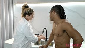 tiffany montavani, trabalhando de cozinheira o patrao ,socou rola nela penis bbc bunda bbc
