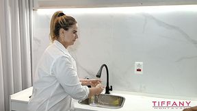 tiffany montavani, trabalhando de cozinheira o patrao ,socou rola nela penis bbc bunda bbc