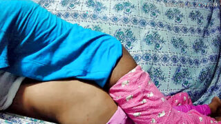 Garota ansiosa tem sua bunda apertada fodida com força