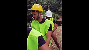 FUDEÇÃO NA OBRA COM TRABALHADORES COMENDO UM O CU DO OUTRO