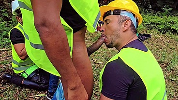 FUDEÇÃO NA OBRA COM TRABALHADORES COMENDO UM O CU DO OUTRO