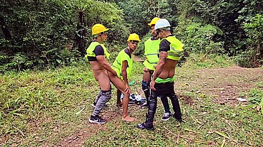 FUDEÇÃO NA OBRA COM TRABALHADORES COMENDO UM O CU DO OUTRO