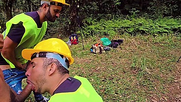 FUDEÇÃO NA OBRA COM TRABALHADORES COMENDO UM O CU DO OUTRO