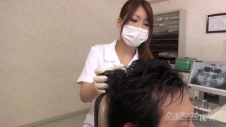Biuściasta azjatycka pielęgniarka przebrana za kobietę jest tak podniecona swoim pacjentem, że wpycha mu swoje sutki do ust